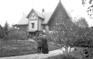 Anders och Emma Zorn utanför Zorngården